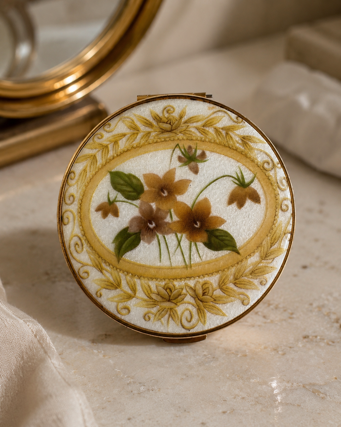 1950s Emrich Floral Powder Compact — Hero image